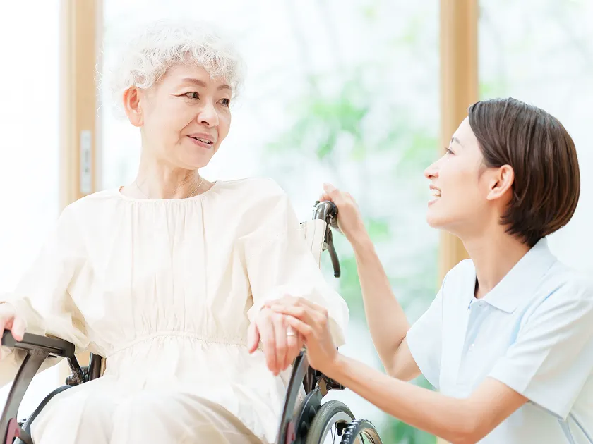 利用者の身体に直接触れる介助をしている様子