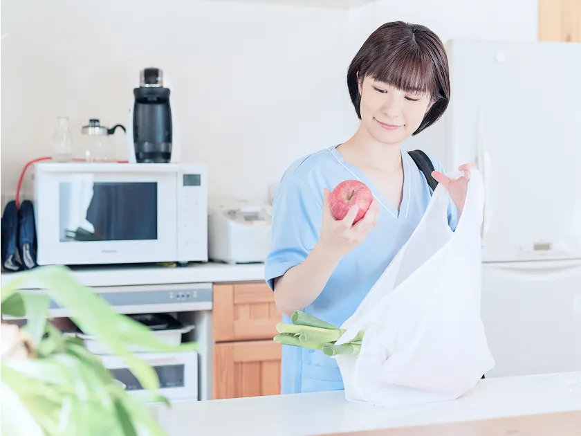 食事の準備・配膳の家事の支援をしている様子